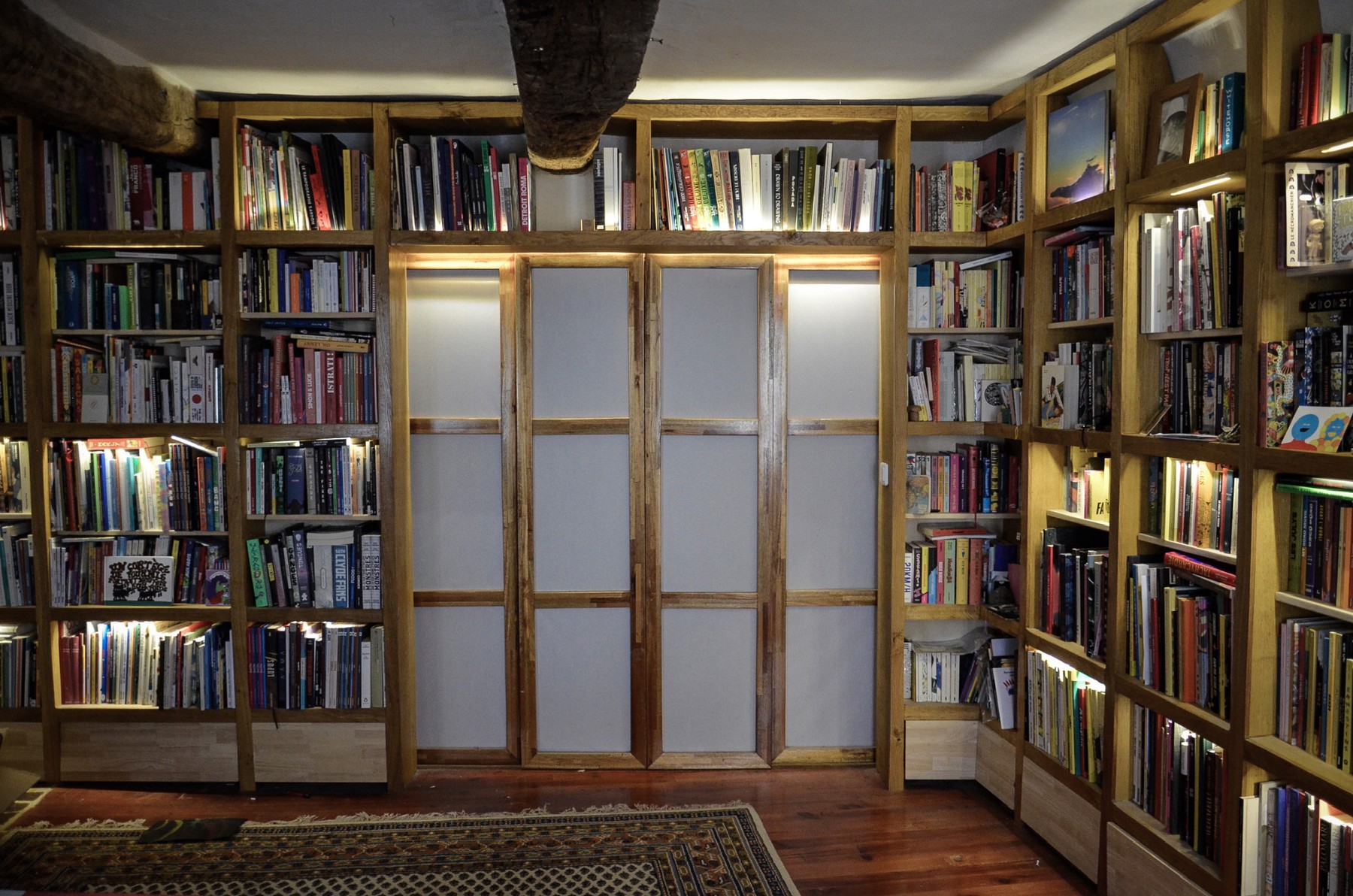 Bibliothèque réalisée avec livres